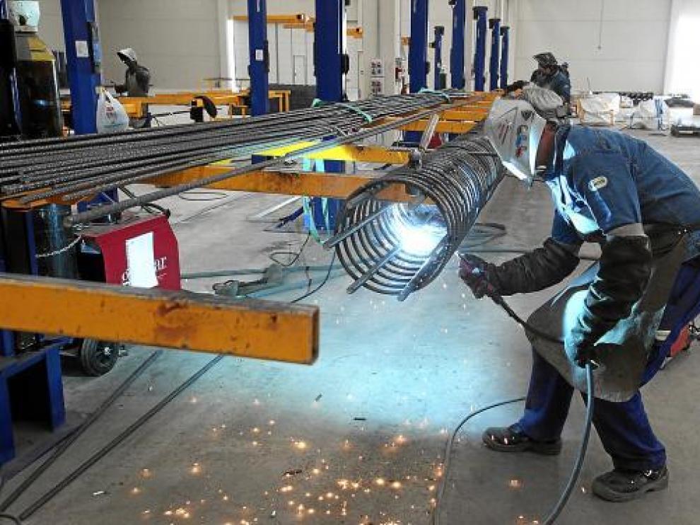 Un soldador, en plena tarea, en las instalaciones de Sendín Spain Export.