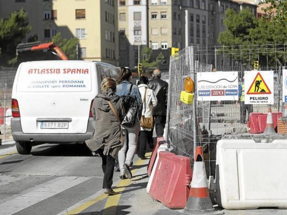 Algunos peatones prefieren atajar y cruzar pegados a los coches.
