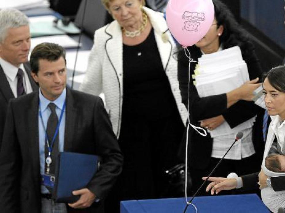 La eurodiputada italiana Licia Ronzulli sujeta a su bebé durante la votación, ayer en Estrasburgo.