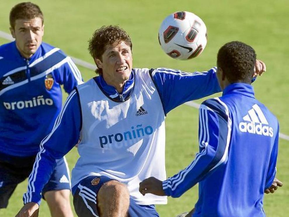 Edmilson pugna con Marco Pérez en la sesión de entrenamiento de ayer.