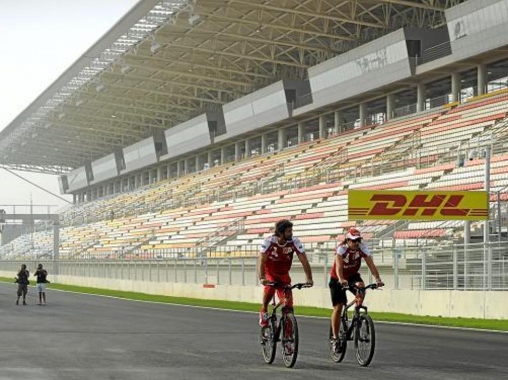 Alonso y un miembro de Ferrari dieron una vuelta de reconocimiento en bicicleta al circuito.
