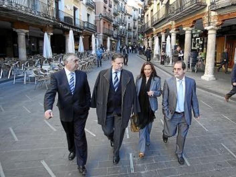 Arrufat, Iglesias, Pérez y Velasco, en una vacía plaza del Torico.