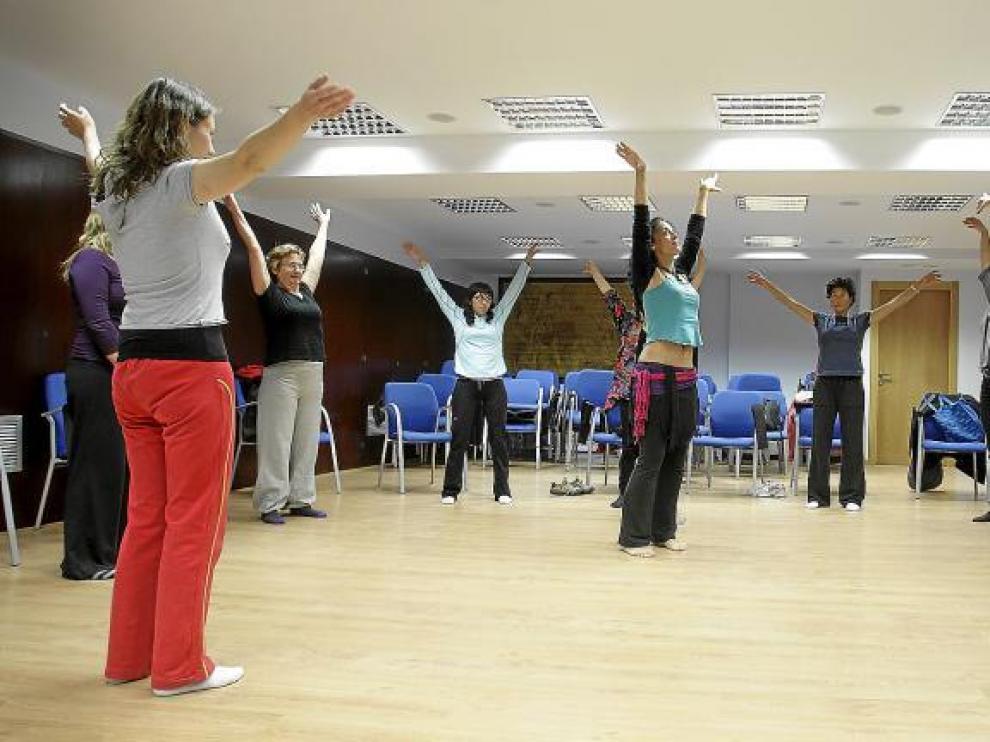 Uno de los ejercicios que ayer realizaron las asistentes al curso sobre danza oriental y embarazo en Zaragoza.