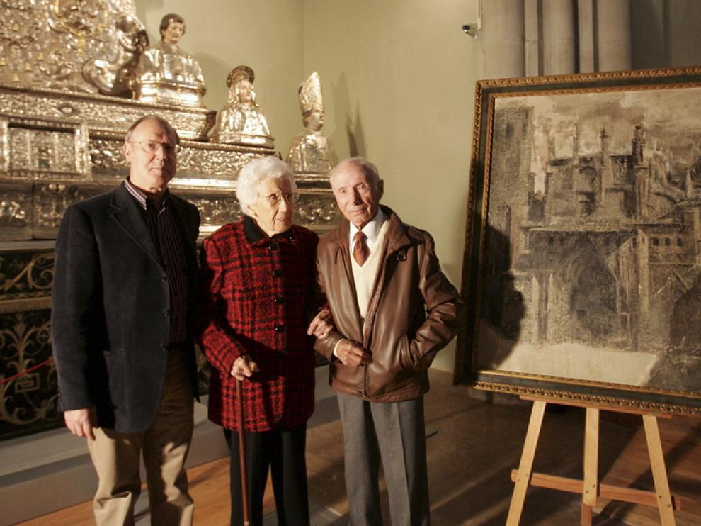 Beulas junto a su cuadro.