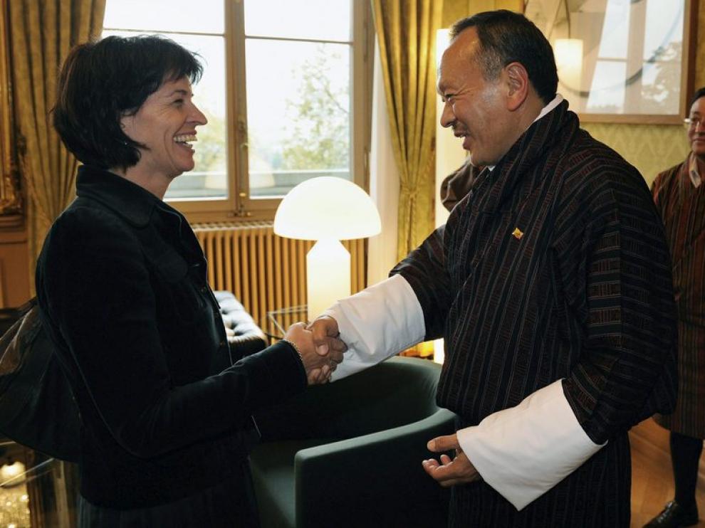 Thinley junto a la presidenta de la Confederación Suiza, Doris Leuthard.