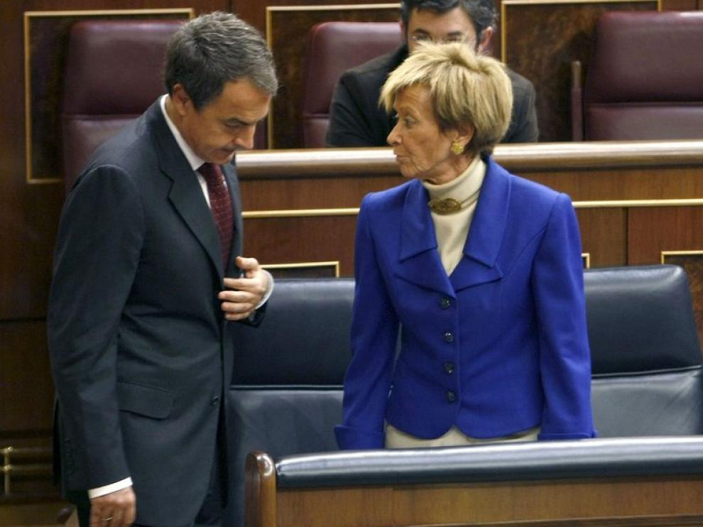 Zapatero habla con De la Vega antes de la votación.