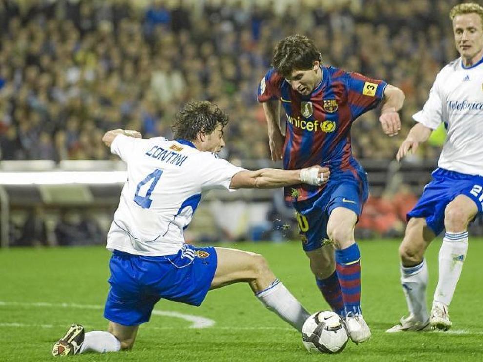 Messi se escapa de Contini, décimas antes de fusilar a Roberto, en el partido de marzo pasado.
