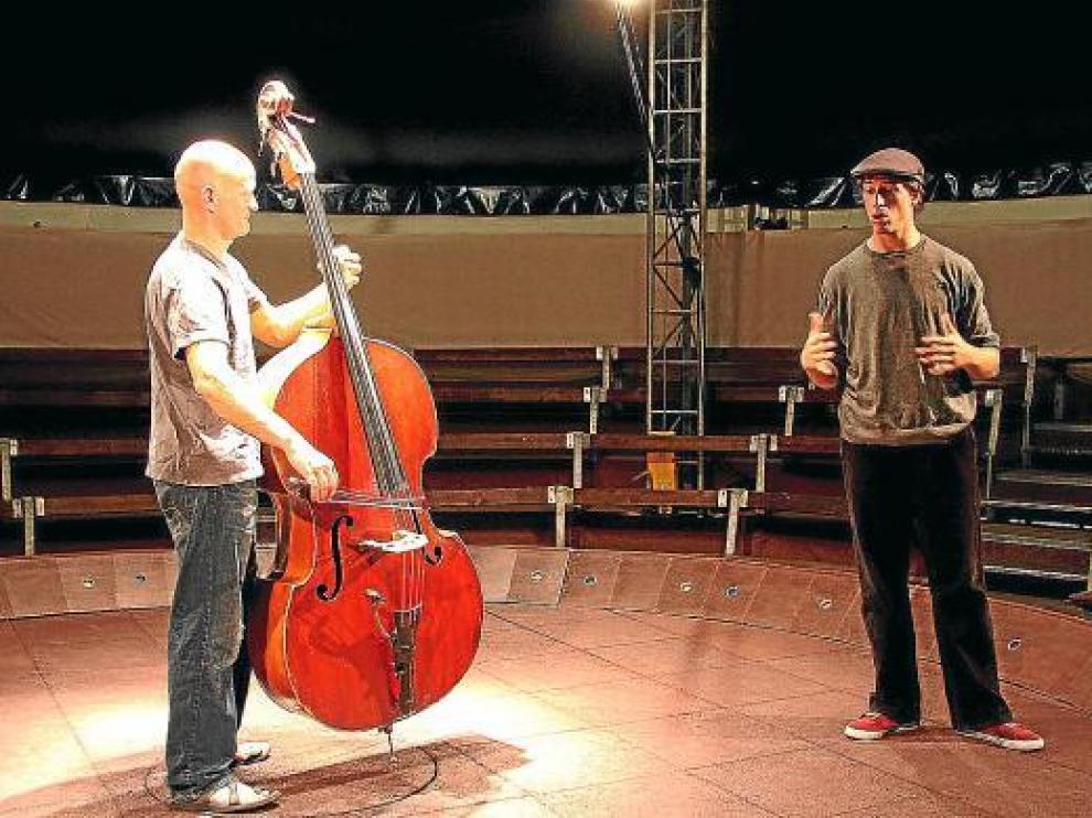 La compañía francesa Baro d'evel Cirk, que actúa en el recinto ferial, durante su presentación ayer.