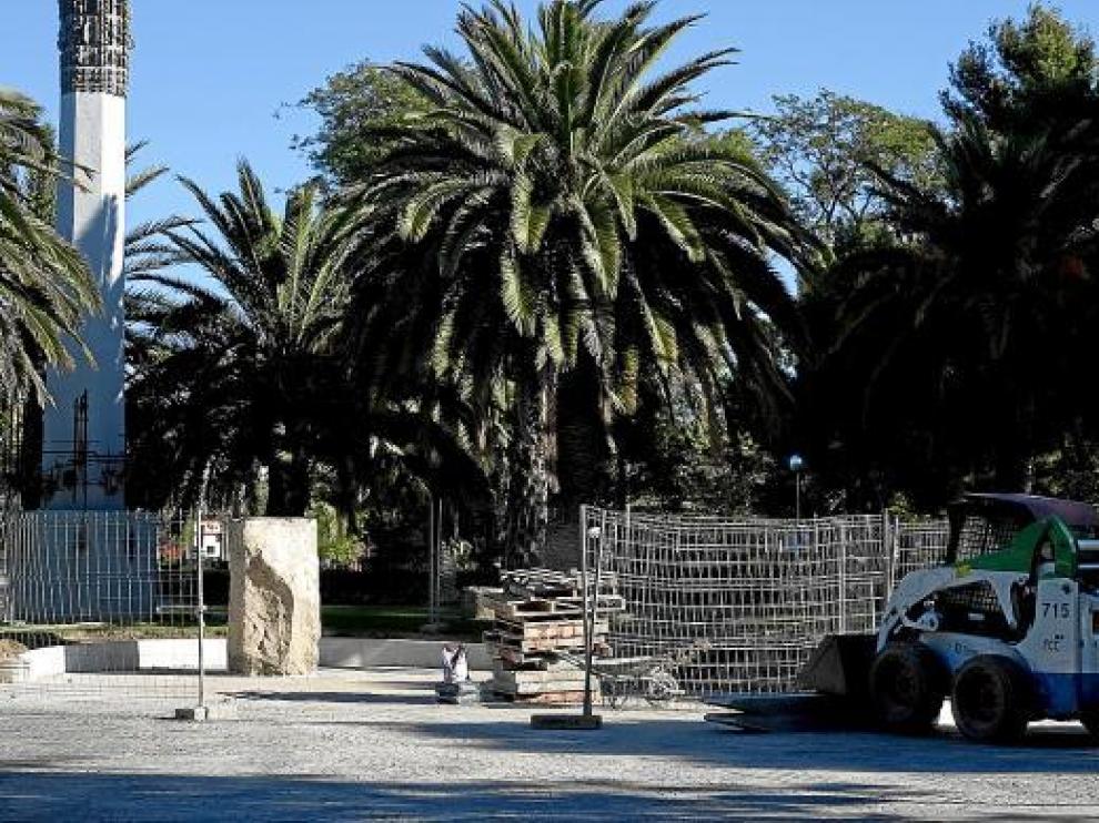 Durante estos días, concluyen los preparativos para la instalación del monumento.