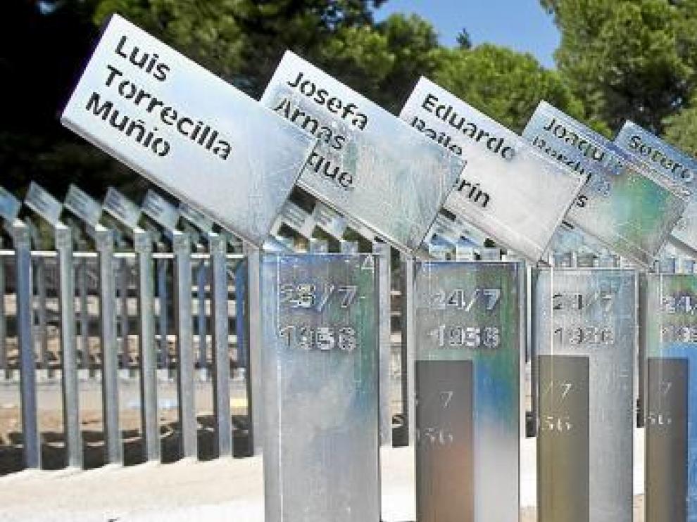Las placas de acero se distribuyen en espiral por un jardín de plantas aromáticas.