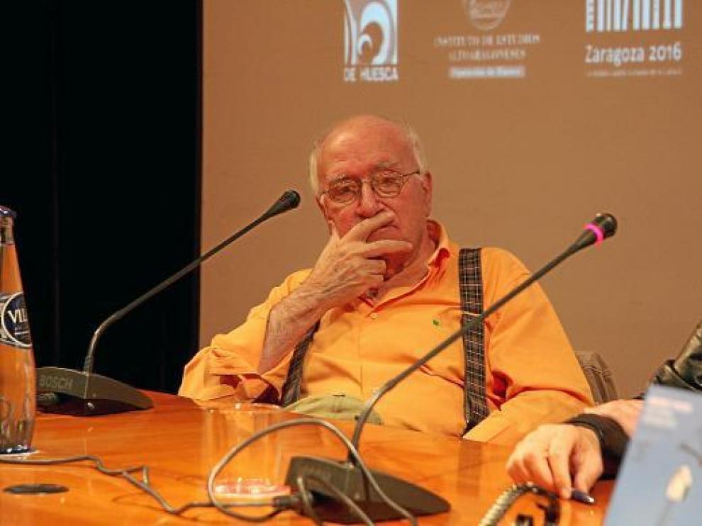 Vicente Aranda momentos antes de comenzar el debate sobre 'Libertarias' en el salón de la DPH.