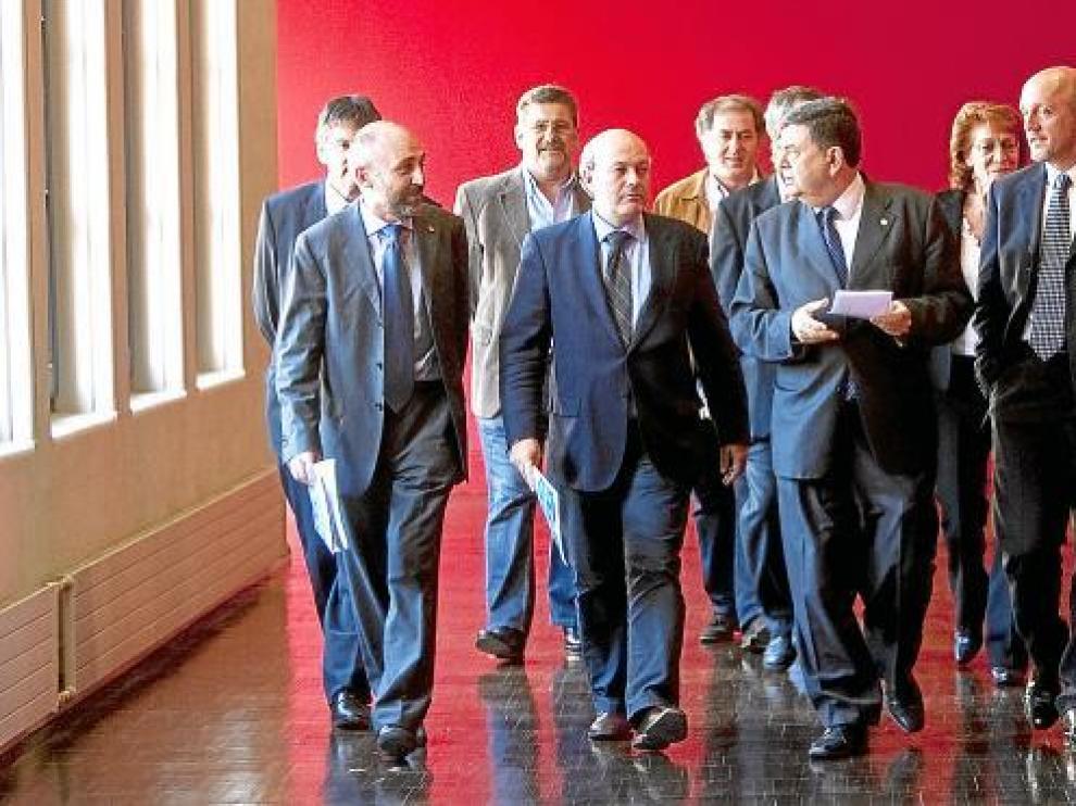 Manuel López, rector de la Universidad de Zaragoza, en el centro de la imagen, acompañado (a su derecha) de Jesús María Pintor, rector de Navarra y Martínez de Pisón (a la derecha de la imagen), de la Universidad de La Rioja.