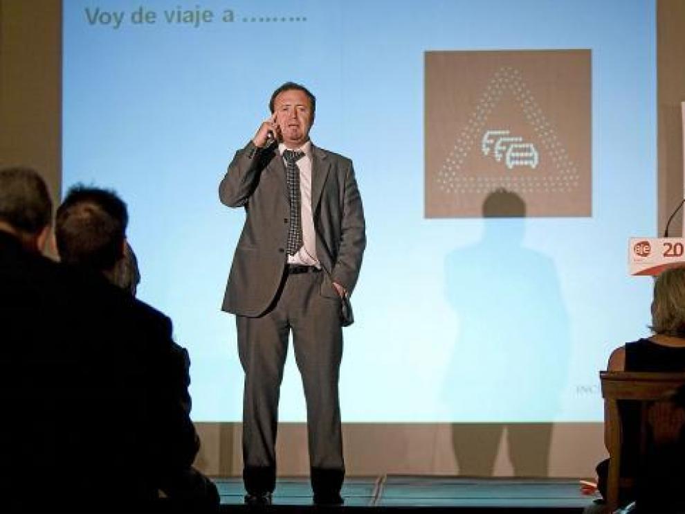 El 'cambiólogo' Julián Trullén, durante su intervención en el acto de AJE Aragón, ayer.