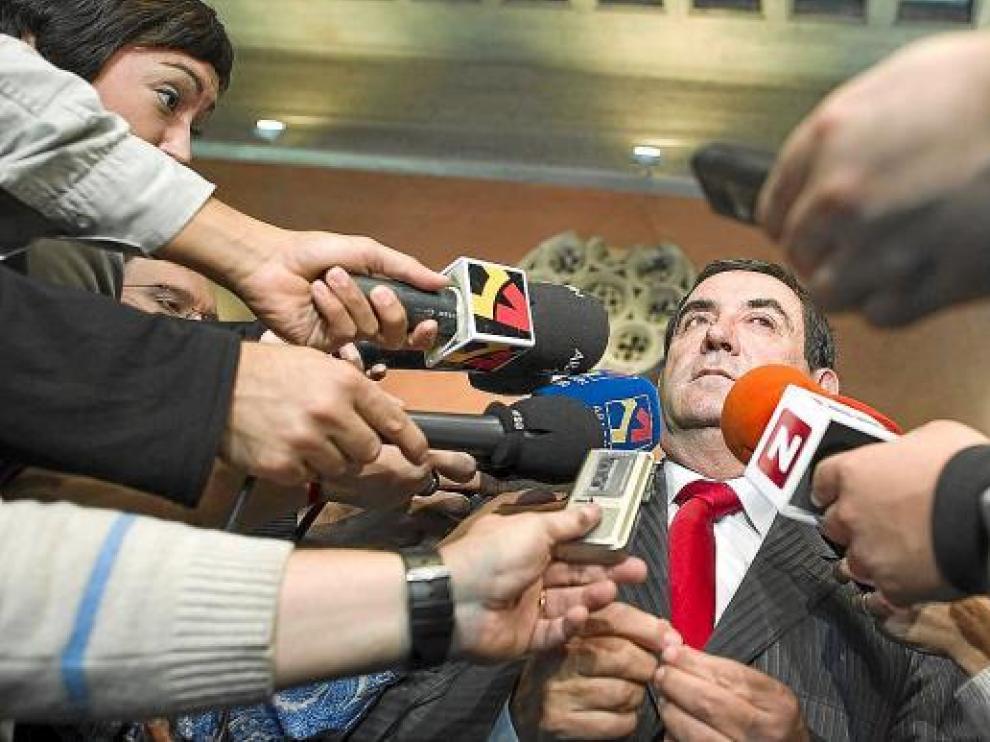 El consejero Alfonso Vicente habla con los medios tras la reunión con la plataforma de la N-232.