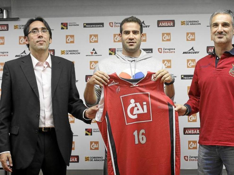 Willy Villar y José Luis Abós, a la izquierda y derecha, respectivamente, de Carlos Cabezas.