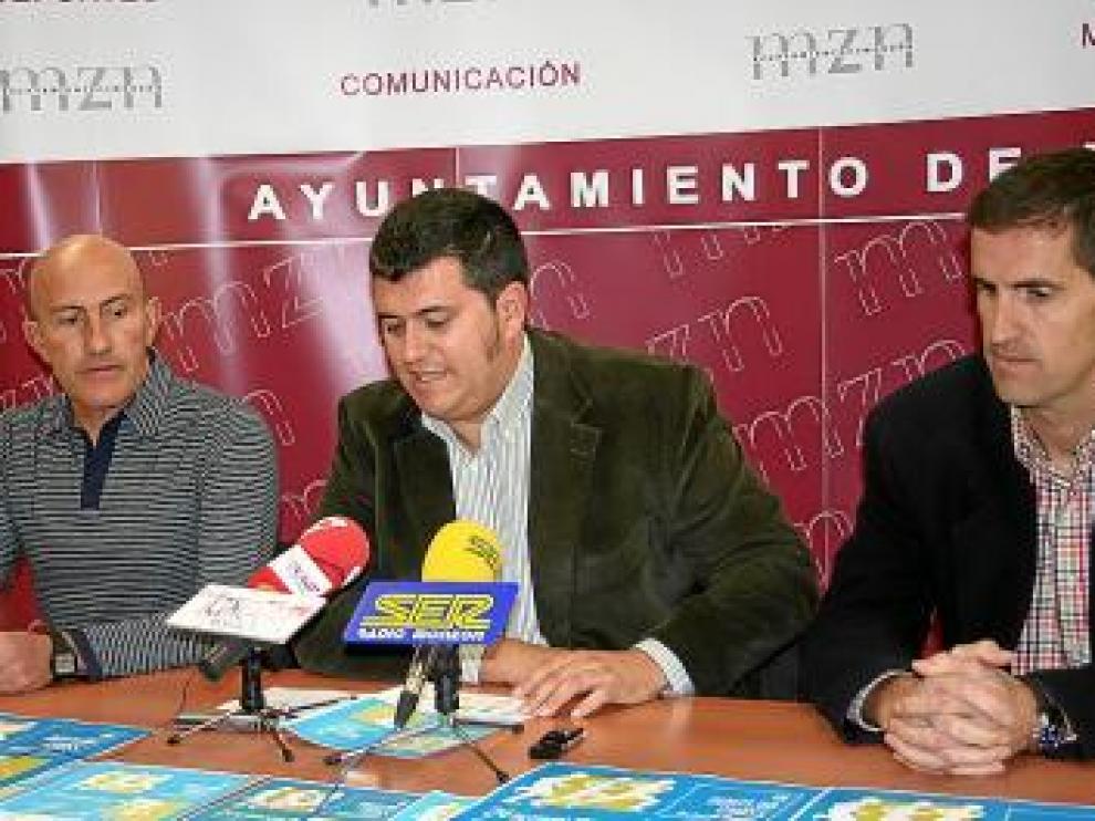 Revenga, primero por la derecha, en la presentación del duatlón.