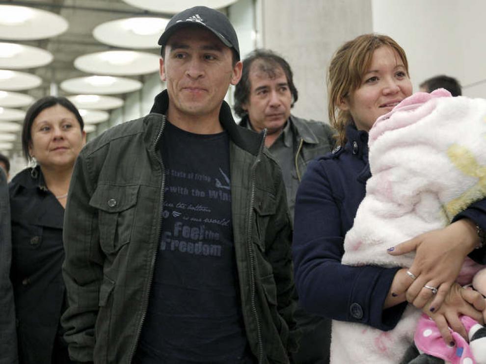 Ariel Ticona, uno de los 33 mineros que permanecieron 70 días enterrados en Chile, junto a su mujer y su hija Esperanza