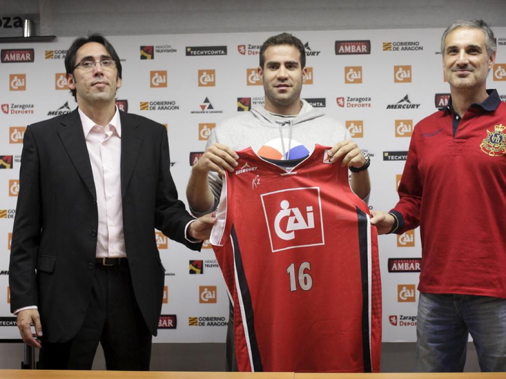 Cabezas posa con su nueva camiseta junto a Willy Villar y José Luis Abós.