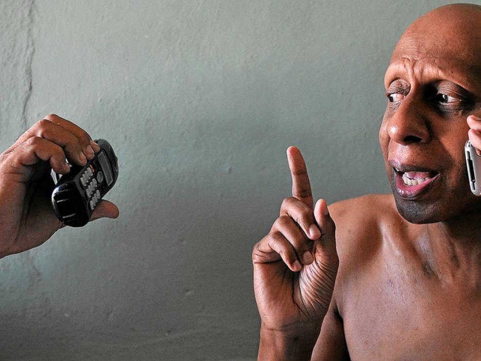 El opositor cubano Guillermo Fariñas conversa con la prensa por teléfono, ayer, en su casa de Santa Clara (Cuba).