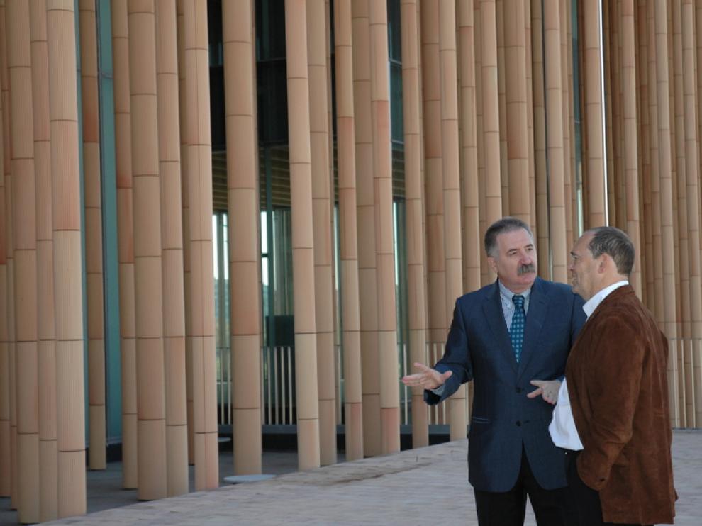 Mangado y el delegado del Gobierno, en el pabellón de España