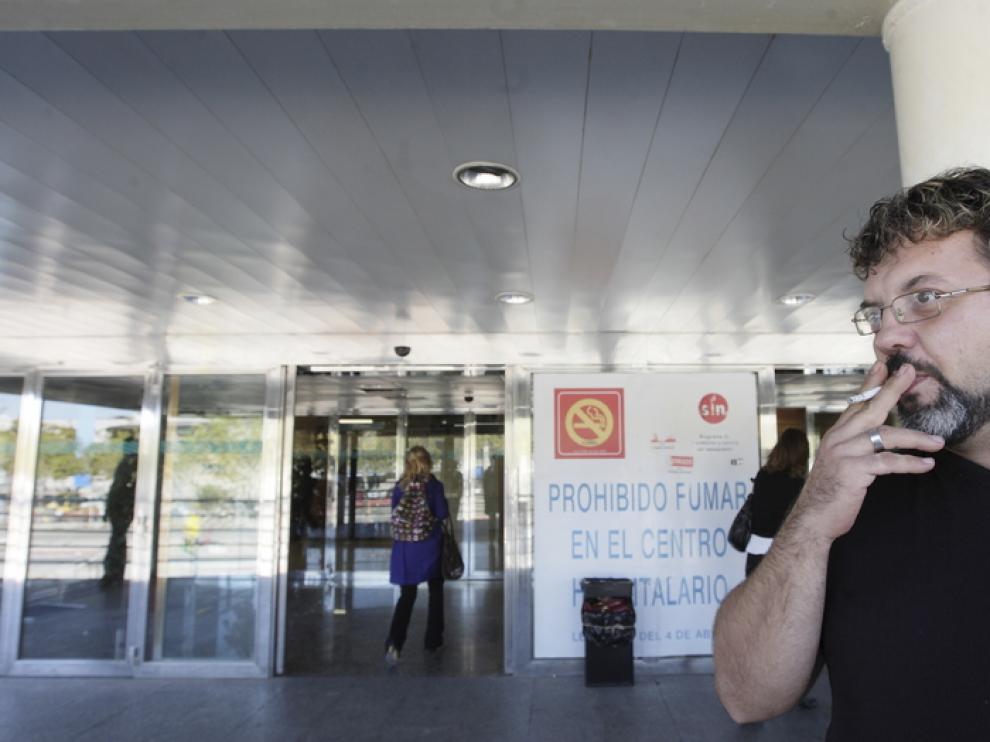Un fumador en la puerta del hospital Miguel Servet