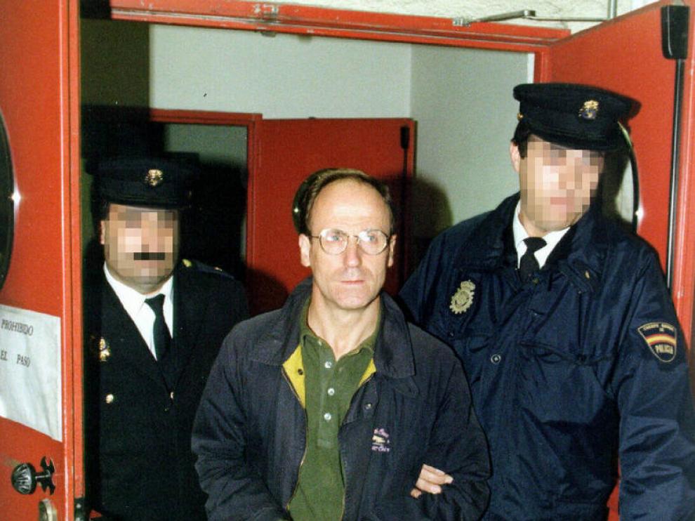 'Txelis' en el aeropuerto de Madrid-Barajas en 1999 al ser extraditado por Francia