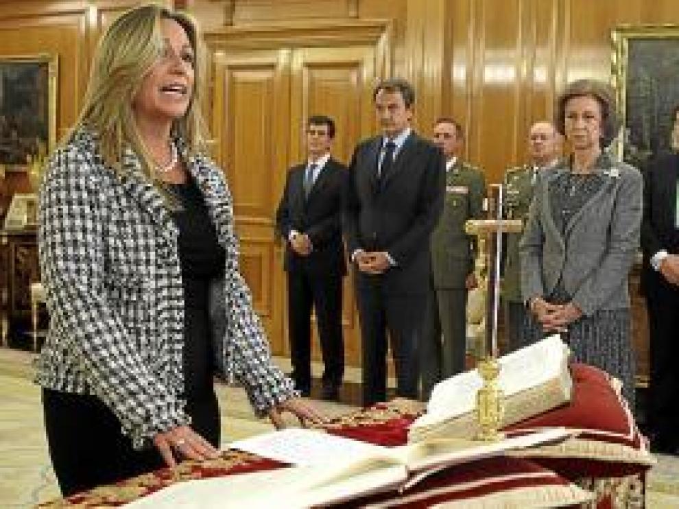 Trinidad Jiménez promete el cargo de ministra de Exteriores.