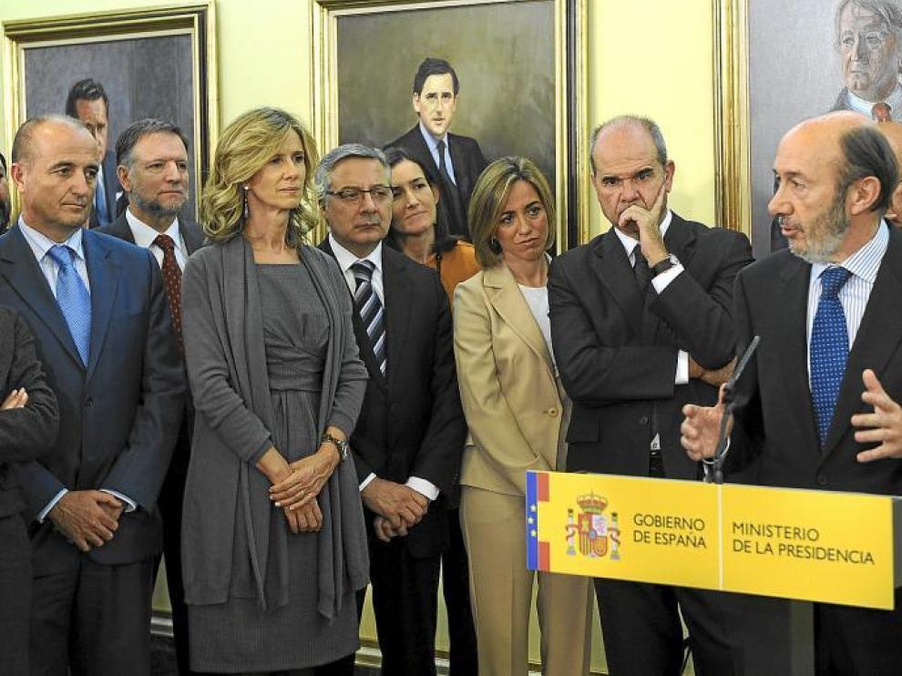 El presidente de Aragón, M. Iglesias, junto a los vicepresidentes Chaves y Rubalcaba y los ministros Sebastián, Blanco, Garmendia, Sinde y Chacón.
