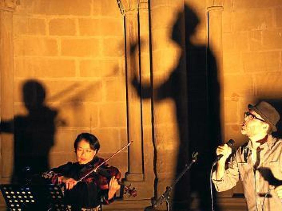 Fredo Viola durante el concierto en la sala Petronila del Museo.