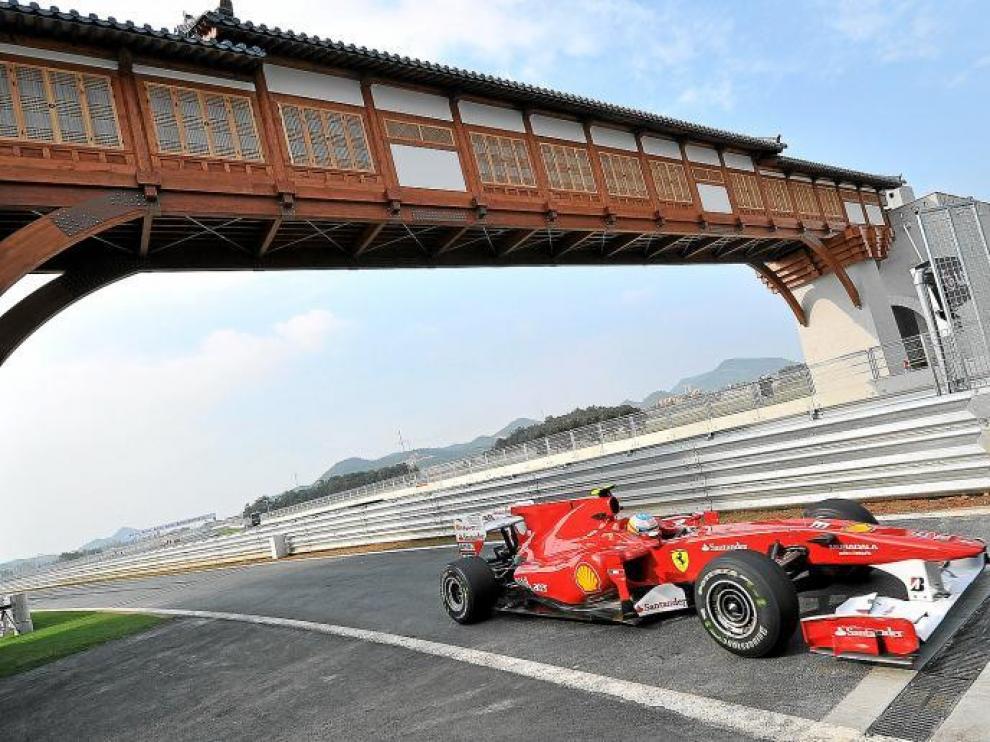 Fernando Alonso, durante la sesión de entrenamientos libres que 'estrenaron' el circuito de Corea del Sur.