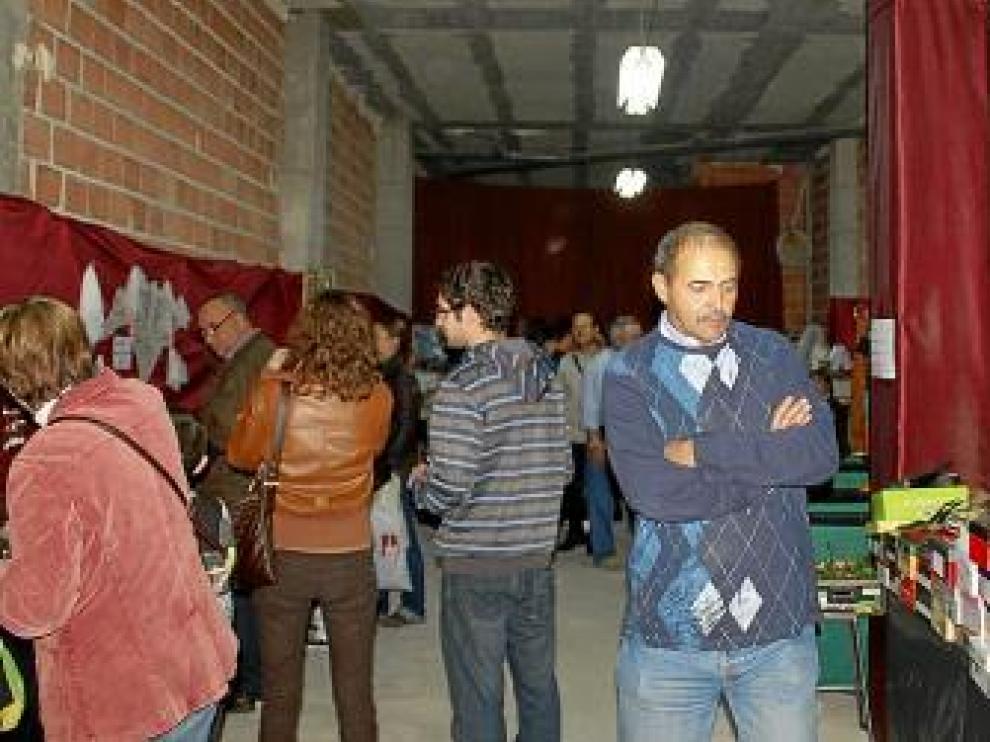 Varios vecinos, ayer en el local del rastrillo solidario.