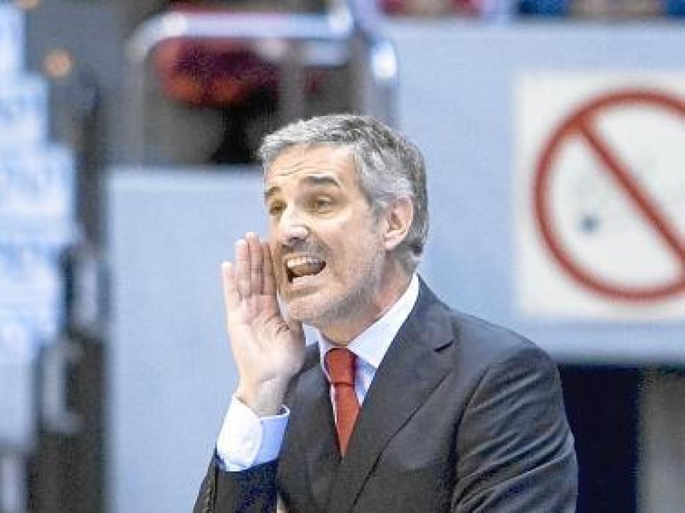 José Luis Abós grita a los suyos en un partido.
