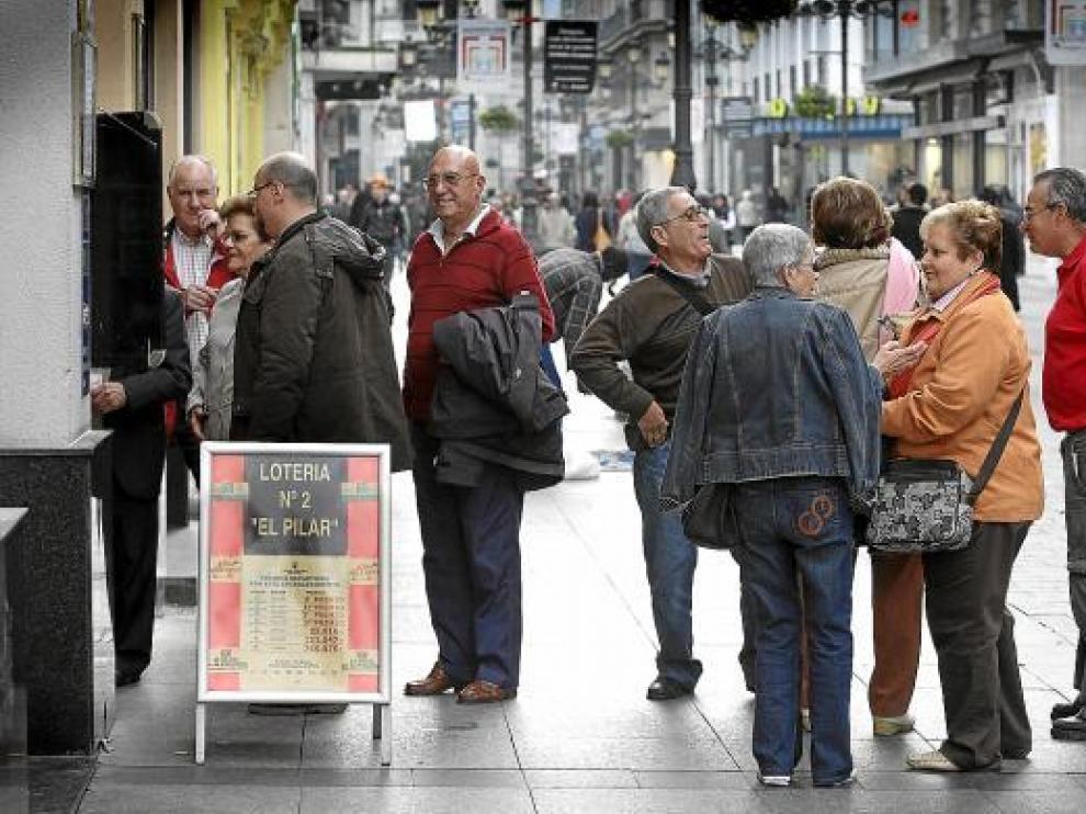 Aumentan las colas para adquirir lotería navideña.