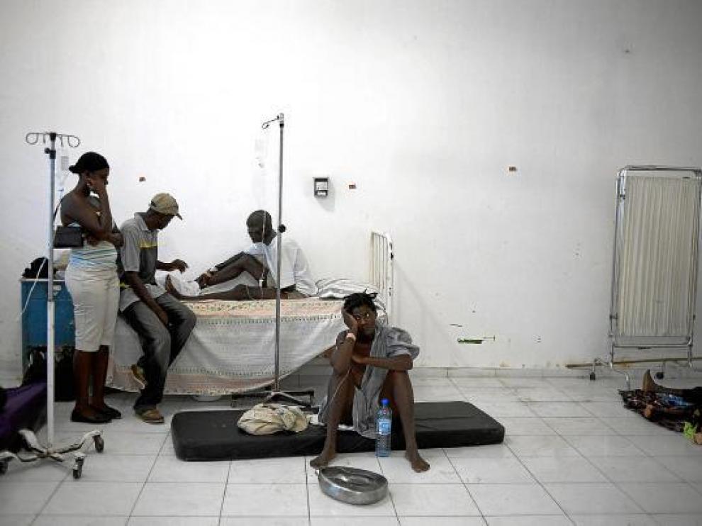 Pacientes reciben atención médica, ayer, en una sala del Hospital San Nicolás de Saint Marc.