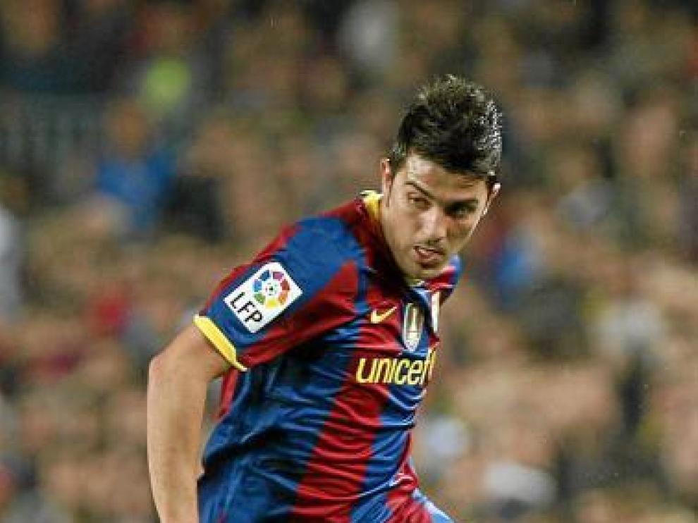 El delantero del Barcelona David Villa corre a por el balón.