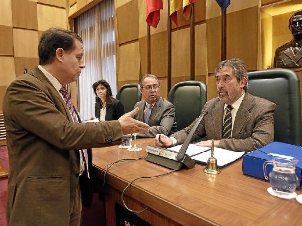 Jerónimo Blasco, a la izquierda, conversa con el alcalde Belloch en un pleno municipal.
