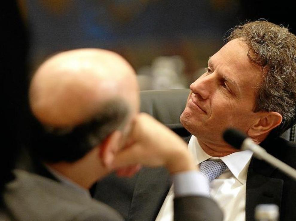 El secretario del Tesoro de EE. UU., Timothy Geithner, en la sesión del G-20, ayer. De espaldas, Ben Bernanke, presidente de la Fed.