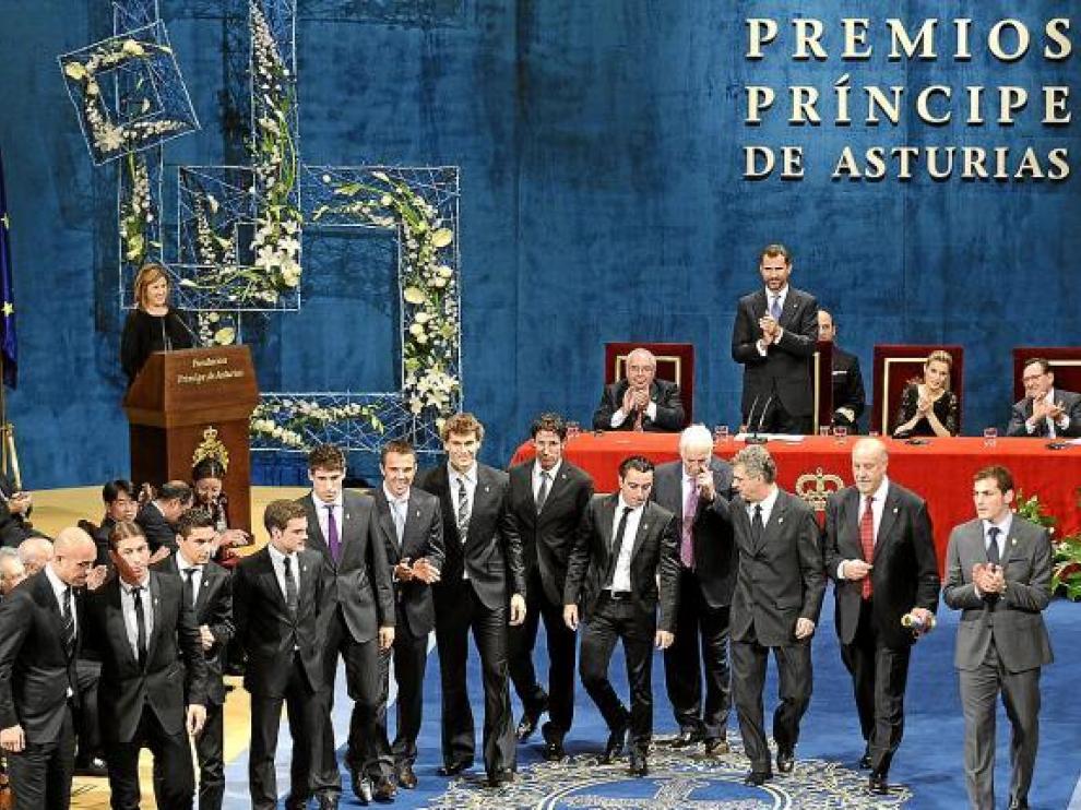 Del Bosque, Aragonés y los integrantes de la selección de fútbol, recibiendo los aplausos.