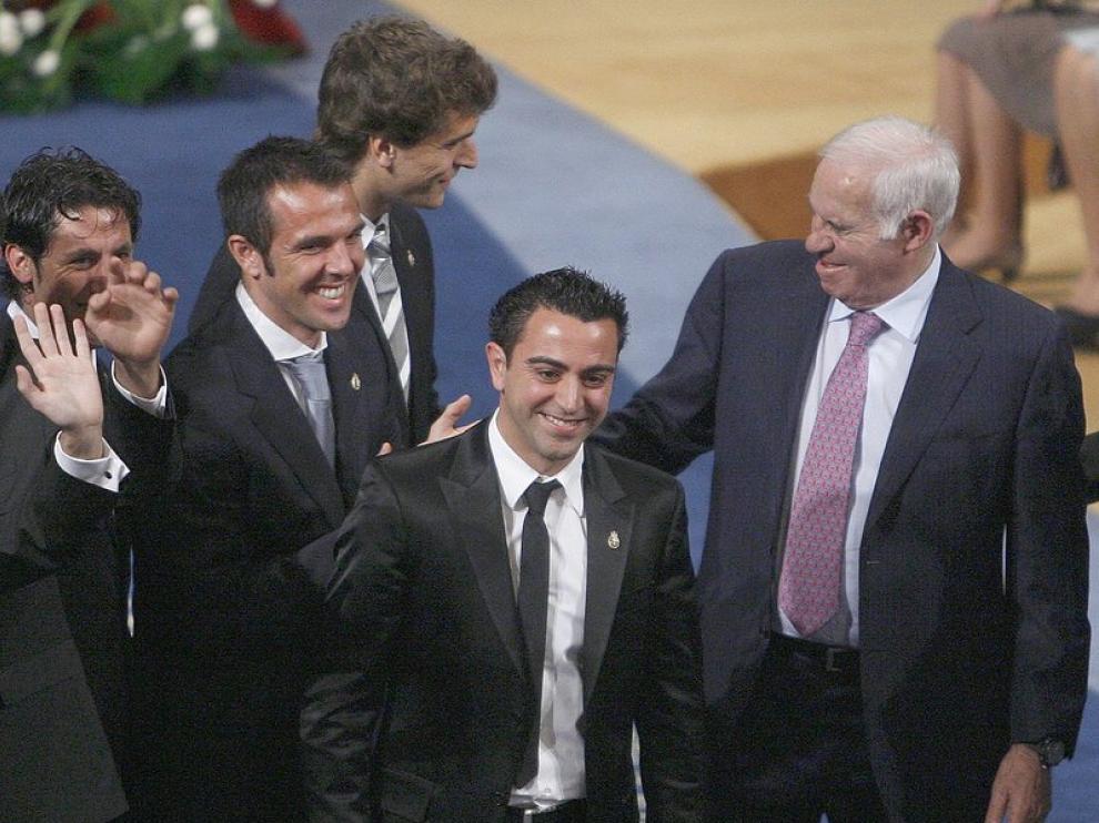 Los integrantes de la selección española de fútbol Joan Capdevila, Carlos Marchena, Fernando Llorente, Xavi Hernández y el ex entrenador del combinado nacional Luis Aragonés.