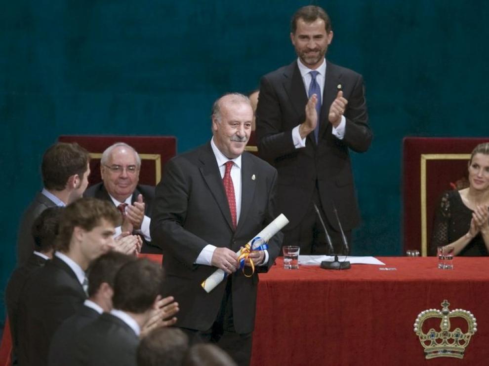 Del Bosque en el momento de recoger su diploma.