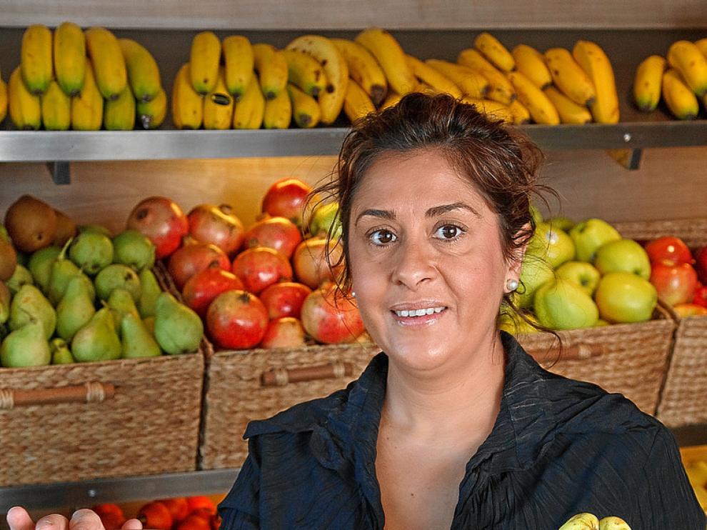 Ana Cameo, de Frutas Cameo, muestra los membrillos que vende en su tienda.