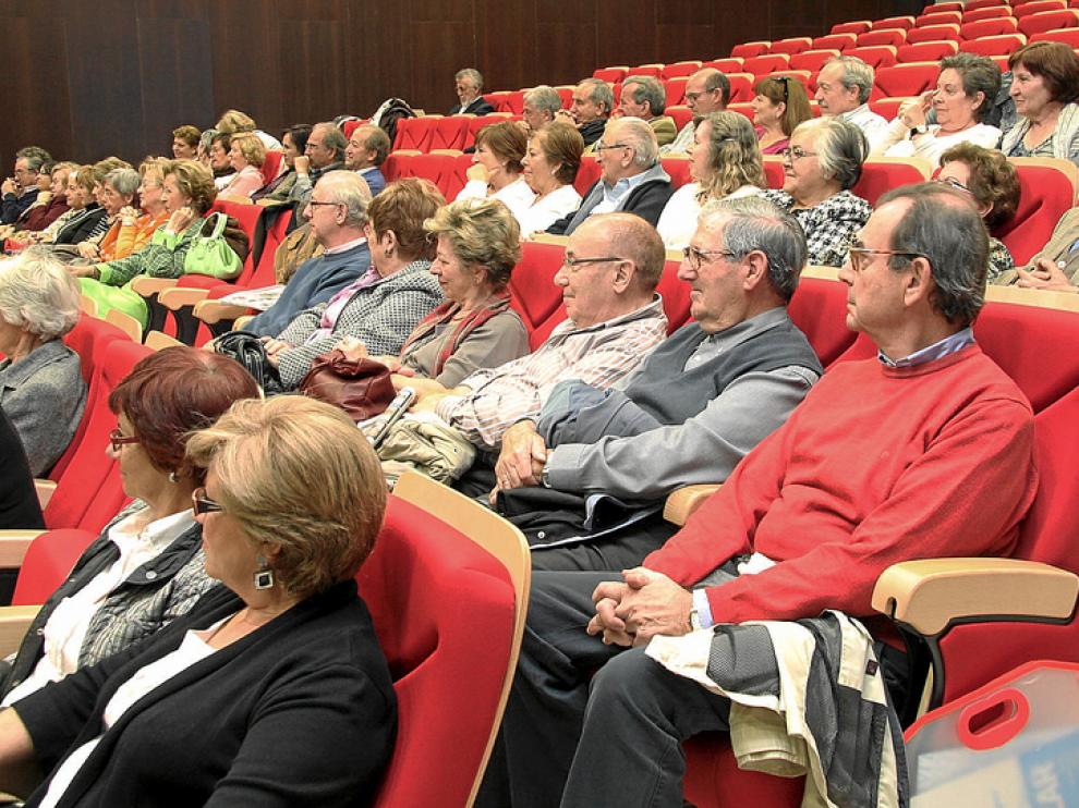 Alumnos de la Universidad de la Experiencia en la apertura oficial del curso en Huesca.