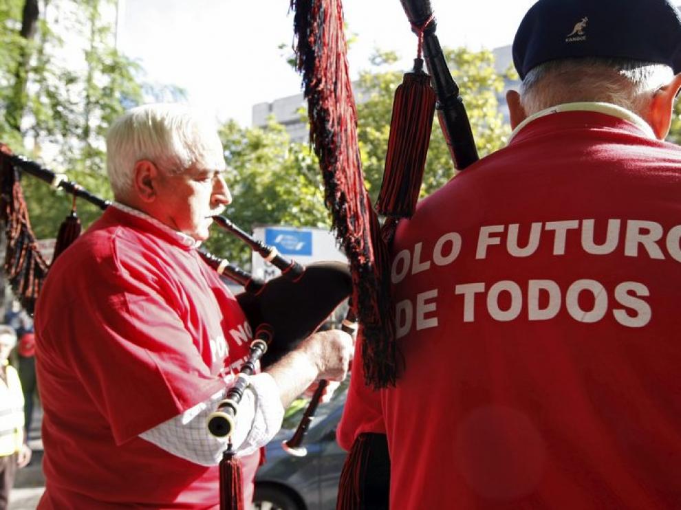 Manifestantes gallegos a las puertas de Industria.