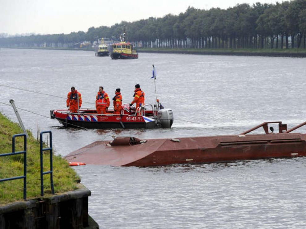 El pontón volcado en la superficie del canal Amsterdam Rynkanaal
