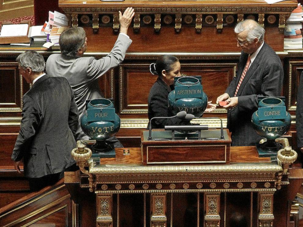 Varios senadores franceses depositan su voto sobre.