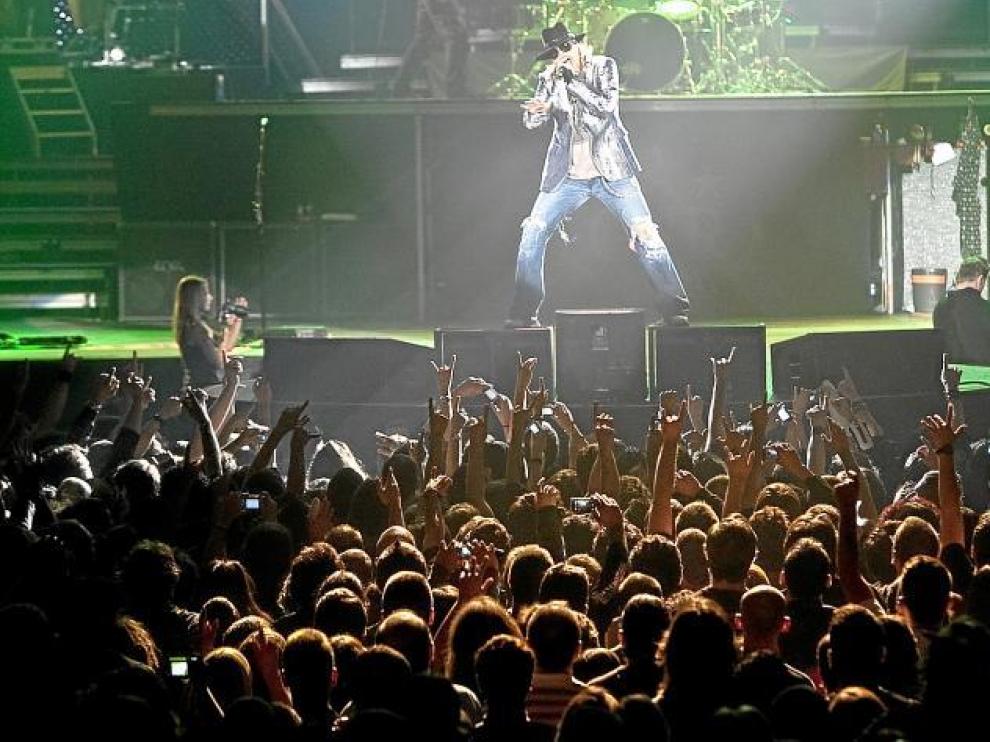 Aunque Axl y los suyos se hicieron de rogar, al salir al escenario el malestar dio paso al entusiasmo, como se ve en la primera fila.