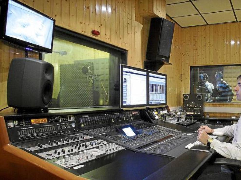 En la sede de Estudio Roma, Adolfo García controla la grabación de Eduardo Díez y Daniel Máñez