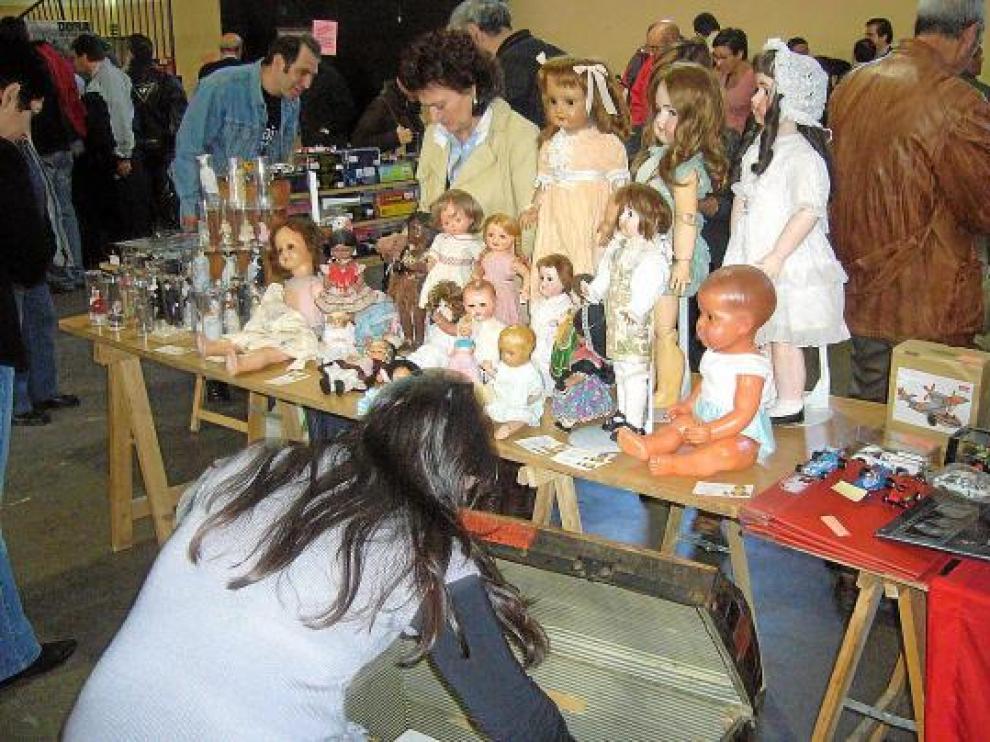 Uno de los puestos de muñecos participantes en una edición anterior del mercadillo.