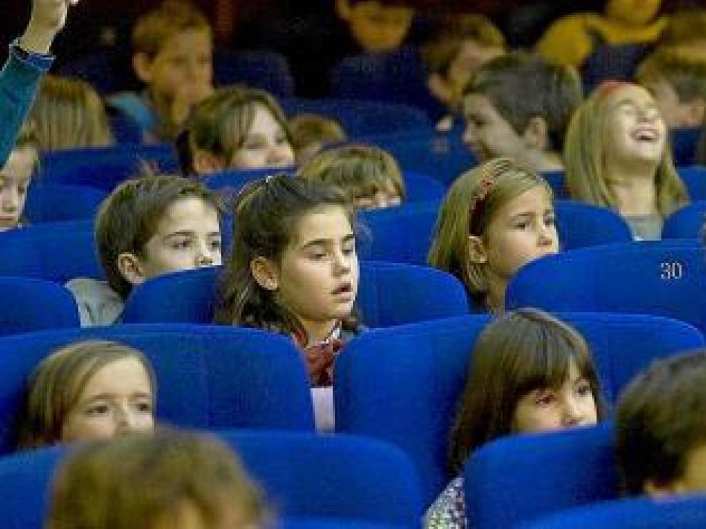 Los jóvenes espectadores no quitaron ojo de la pantalla y permanecieron sentados en sus asientos durante toda la proyección.