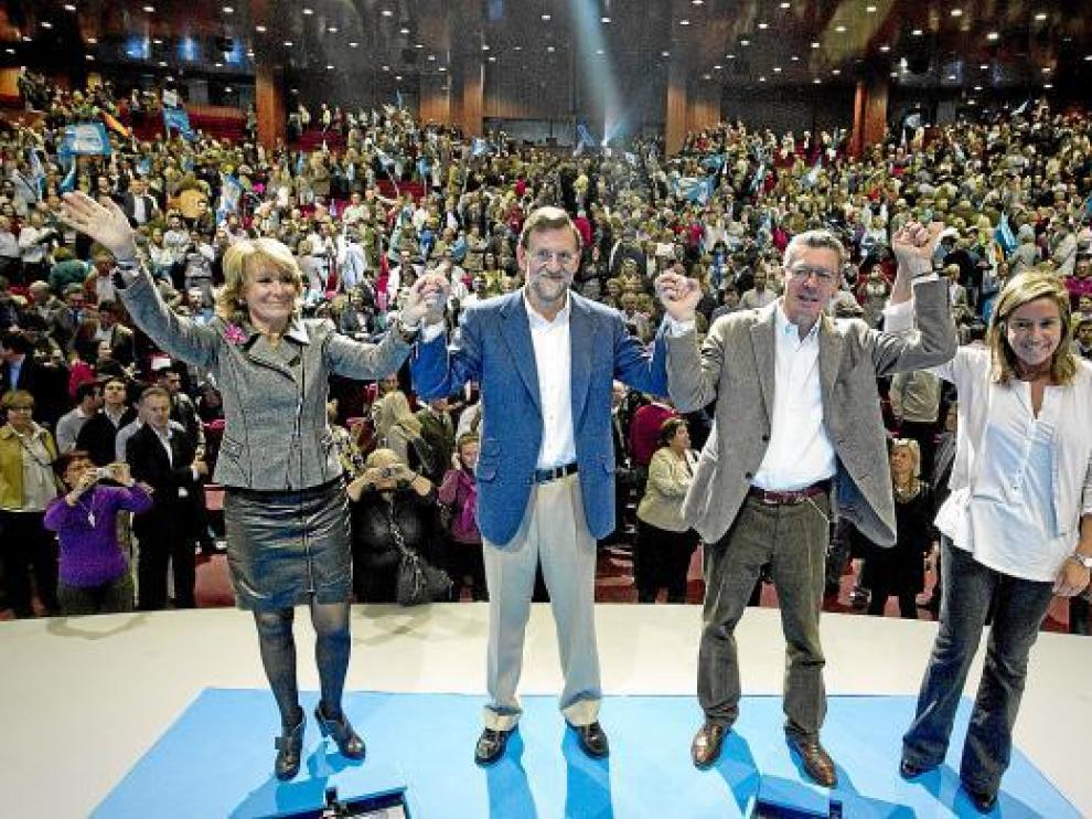 Mariano Rajoy, junto a Esperanza Aguirre, Alberto Ruiz-Gallardón y Ana Mato, ayer en Madrid.